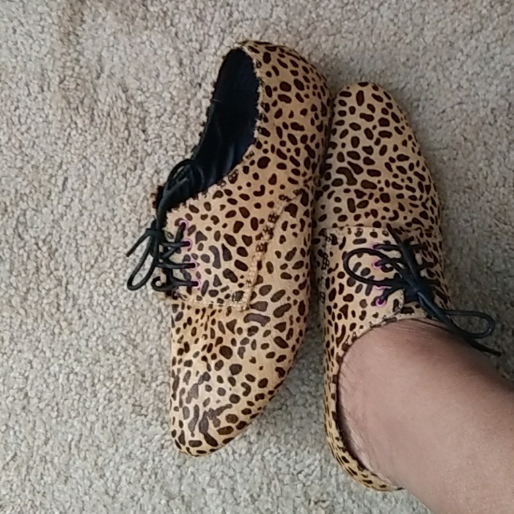 Cool pair of leopard print shoes. Sze 8.5